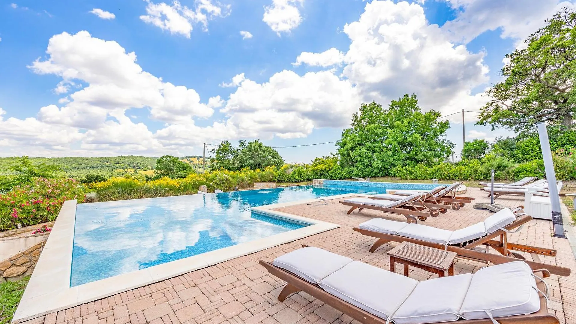 Pool Villa Angela Whirlpool location